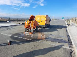 Odwierty przy dylatacjach obiektów – pobór próbek do badań kontrolnych. Fot. GDDKiA