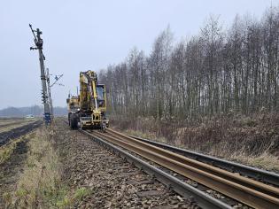 Relokacja szyn na linii nr 74 Sobów–Grębów. Fot. Paweł Babiarz/PKP PLK