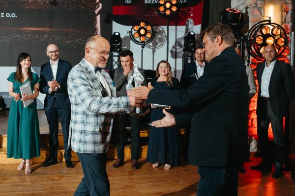 Zdjęcie Od lewej: prof. Adam Wysokowski, Krzysztof Czudec (Heads). XXI Konferencja Inżynieria Bezwykopowa 2023 - gala rozdania Tytanów. Fot. Quality Studio dla www.inzynieria.com