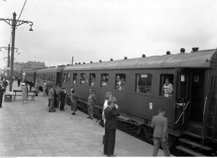 Pociąg osobowy z wagonem Bhuxz.  1936-37. Fot. Narodowe Archiwum Cyfrowe
