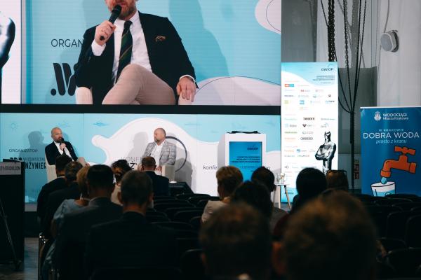 Zdjęcie IV Kongres Gospodarowania Wodami i Ochrony Przeciwpowodziowej. Panel dyskusyjny, od lewej: Dr Jędrzej Bujny, Kancelaria Bujny prawo dla ekosystemu oraz Grzegorz Gałabuda, SID Szkolenia i Doradztwo. fot. Quality Studio dla www.inzynieria.com