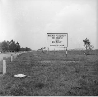 Budowa Wisłostrady w Warszawie.  Na zdjęciu tablica: 