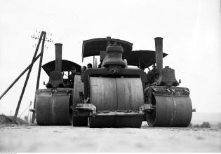 Budowa drogi Kraków-Mysłowice. Na zdjęciu maszyna do walcowania, 1935 r. Źródło: Narodowe Archiwum Cyfrowe


