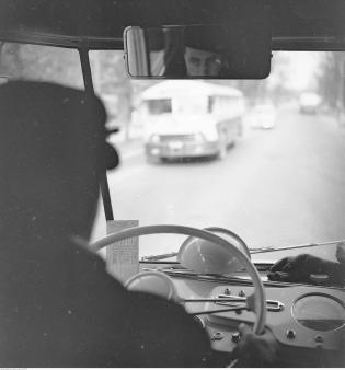 Warszawa: kabina kierowcy w autobusie Chausson, 1957 r. Fot. Narodowe Archiwum Cyfrowe