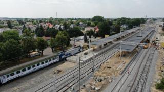 Pociąg przy nowym peronie na stacji w Ożarowie Mazowieckim. Fot. Artur Lewandowski, Paweł Mieszkowski/PKP PLK