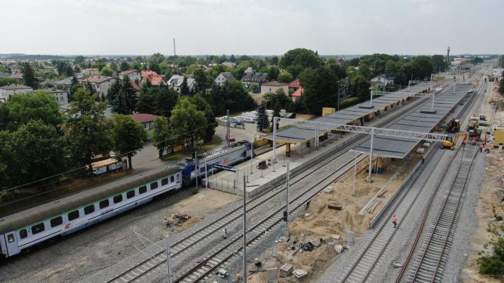 Zdjęcie Pociąg przy nowym peronie na stacji w Ożarowie Mazowieckim. Fot. Artur Lewandowski, Paweł Mieszkowski/PKP PLK