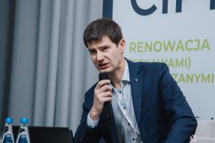 dr inż. Bogdan Przybyła, Politechnika Wrocławska. Sesje robocze nt. wytycznych odbiorów prac realizowanych w technologii CIPP w trakcie IV Konferencji „Renowacja Wykładzinami (Rękawami) Utwardzanymi na Miejscu”. Fot. Quality Studio dla www.inzynieria.com