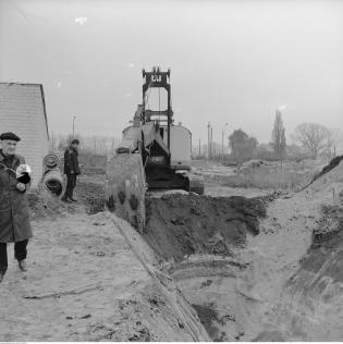 Prace na osiedlu Piaski w Warszawie. Koparka KM-602A robi wykop. Kwiecień 1975 r. Fot. Narodowe Archiwum Cyfrowe