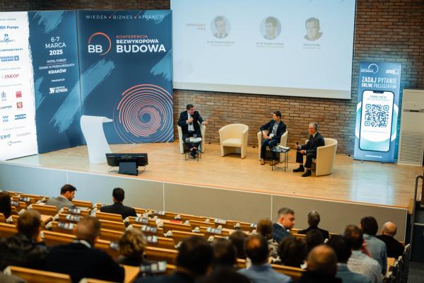 Zdjęcie II Konferencja Bezwykopowa Budowa. Panel dyskusyjny, od lewej: Roland Kośka (Gaz-System), dr inż. Bogdan Przybyła (Politechnika Wrocławska), dr inż. Florian Piechurski (Politechnika Śląska). 