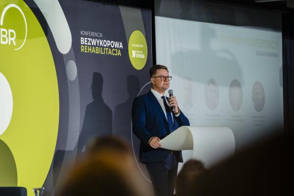 Zdjęcie Paweł Kośmider, prezes Wydawnictwa INŻYNIERIA i Przewodniczący X Konferencji Bezwykopowa Rehabilitacja. fot. Quality Studio dla www.inzynieria.com