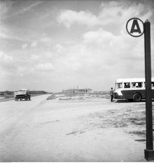 Autobus Chausson w okolicach Huty Warszawa, 1958 r. Fot. Narodowe Archiwum Cyfrowe