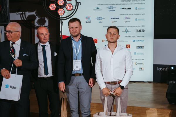 Zdjęcie XXIII Konferencja, Wystawa i Pokazy Technologii Inżynieria Bezwykopowa 2025. Uroczysta gala z wręczeniem nagród TYTAN. Mariusz Iwanejko, Blejkan S.A.; Wojciech Iżak, HABA-Beton Johann Bartlechner sp. z o.o.; Aleksander Ośnicki, Heads sp. z o.o.; Tomasz Popiel, Trans-Skład Kamil Popiel. fot. Quality Studio dla www.inzynieria.com