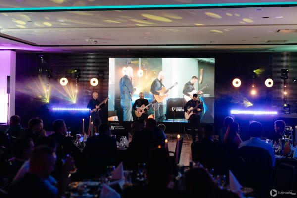 Zdjęcie IV Kongres Geoinżynieria i Budownictwo Podziemne. Gala rozdania Nagród TYTAN 2025. Występ zespołu Guitar Brothers. fot. Quality Studio dla www.inzynieria.com