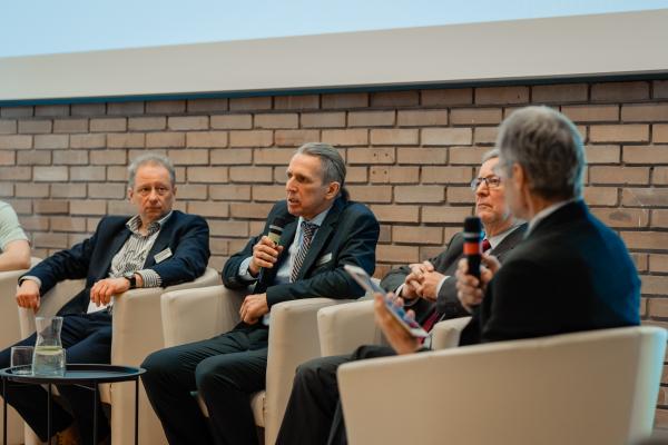 Zdjęcie II Konferencja Bezwykopowa Budowa. Panel dyskusyjny, od lewej: Wojciech Zatyka (Herrenknecht AG), Tomasz Morciniec (BBA Pumps PL), dr inż. Florian Piechurski (Politechnika Śląska), dr inż. Andrzej Kolonko (Politechnika Wrocławska). fot. Quality Studio dla www.inzynieria.com