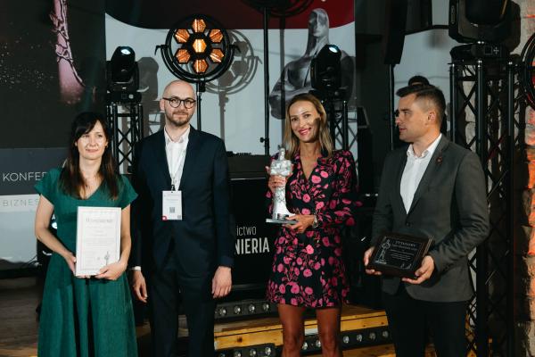 Zdjęcie Od lewej: Barbara Radzimowska, Maciej Rupikowski (GGT Solutions), Barbara Grzywacz, Krzysztof Korzekwa (Sanimet). XXI Konferencja Inżynieria Bezwykopowa 2023 - gala rozdania Tytanów. Fot. Quality Studio dla www.inzynieria.com