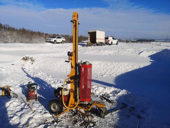 Zdjęcie Sondowanie DPM – sprawdzanie zagęszczenia zasypek inżynierskich. Fot. GDDKiA