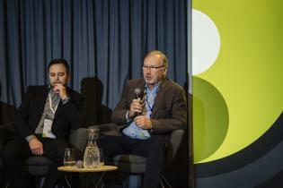 Jan Przybyła, dyrektor handlowy, Rafnar sp. z o.o. i Tomasz Fischer, Sales & Marketing Manager na Europę Środkowo-Wschodnią, AOC Resins. Debata. X Konferencja Bezwykopowa Rehabilitacja.  fot. Quality Studio dla www.inzynieria.com