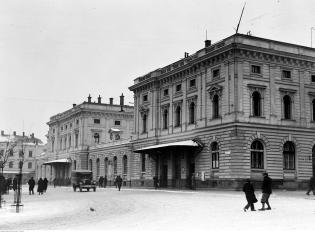 Budynek dworca. Grudzień 1933 r. Fot. Narodowe Archiwum Cyfrowe 