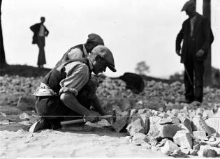 Układanie podkładu pod nawierzchnię drogi Kraków-Myślenice., 1935 r. Źródło: Narodowe Archiwum Cyfrowe