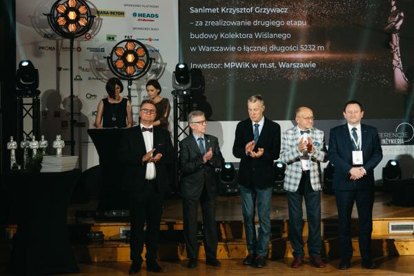 Zdjęcie Od lewej: Paweł Kośmider, dr Florian Piechurski, dr Andrzej Kolonko, prof. Adam Wysokowski, dr Paweł Popielski XXI Konferencja Inżynieria Bezwykopowa 2023 - gala rozdania Tytanów. Fot. Quality Studio dla www.inzynieria.com