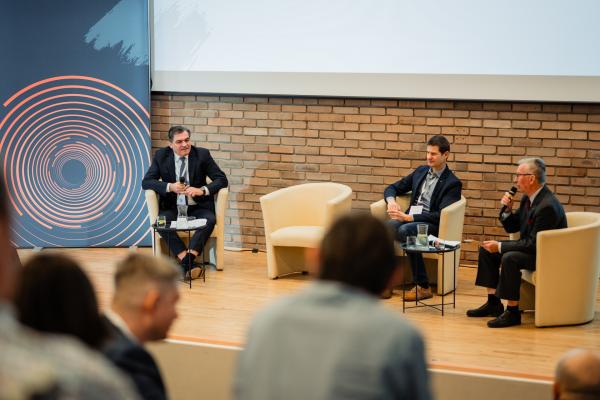 Zdjęcie II Konferencja Bezwykopowa Budowa. Panel dyskusyjny, od lewej: Roland Kośka (Gaz-System), dr inż. Bogdan Przybyła (Politechnika Wrocławska), dr inż. Florian Piechurski (Politechnika Śląska). fot. Quality Studio dla www.inzynieria.com