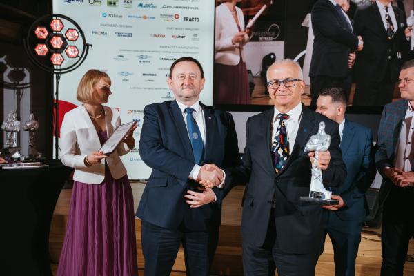 Zdjęcie XXIII Konferencja, Wystawa i Pokazy Technologii Inżynieria Bezwykopowa 2025. Uroczysta gala z wręczeniem nagród TYTAN. Od lewej: dr inż. Beata Nienartowicz, Politechnika Warszawska/IDEANTE; Dr hab. inż. Paweł Popielski, prof. PW
Politechnika Warszawska; Mariusz Iwanejko, Blejkan S.A. fot. Quality Studio dla www.inzynieria.com