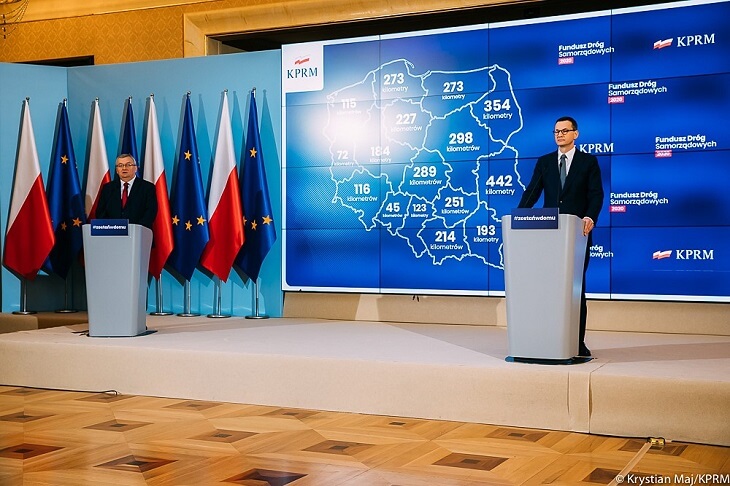 Od lewej: minister Andrzej Adamczyk i premier Mateusz Morawiecki. Na mapie zaznaczono, ile prace obejmą kilometrów dróg w danych województwach. Fot. Krystian Maj/KPRM