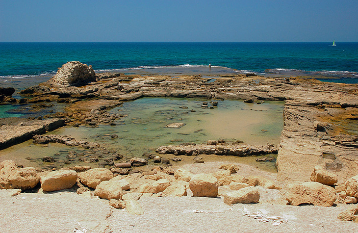 Port w Cezarei: przykład technologii rzymskiego betonu na dużą skalę. Fot. James Cocks Wikimedia Commons