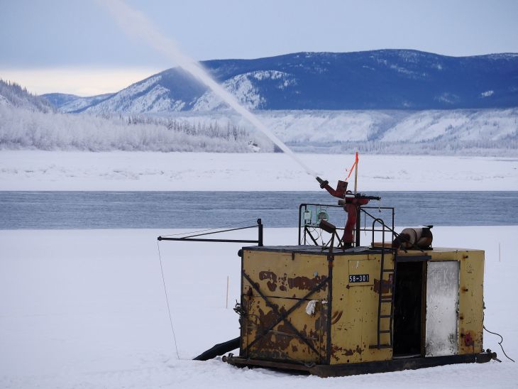 Próba nabudowania warstwy lodu na rzece Jukon. Fot. Government of Yukon