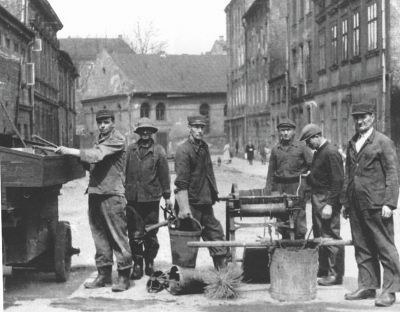 Przełomowy dla budowy kanalizacji był 1906 r., kiedy opracowano pierwszy projekt kanałów zbiorczych wzdłuż brzegów Wisły. Na zdjęciu brygada kanałowa. Fot. z archiwum MPWiK S.A. w Krakowie
