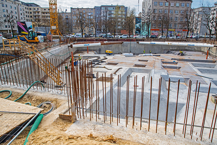 FOT. 2. | Budowa na skrzyżowaniu ulic Żeromskiego i św. Wojciecha w Gdyni: (u góry) widok wykopu  po wykonaniu warstwy chudego betonu; (na dole) widok wykopu po wykonaniu warstwy chudego betonu  oraz poziomej przesłony przeciwfiltracyjnej wykonanej w technologii Soilcrete