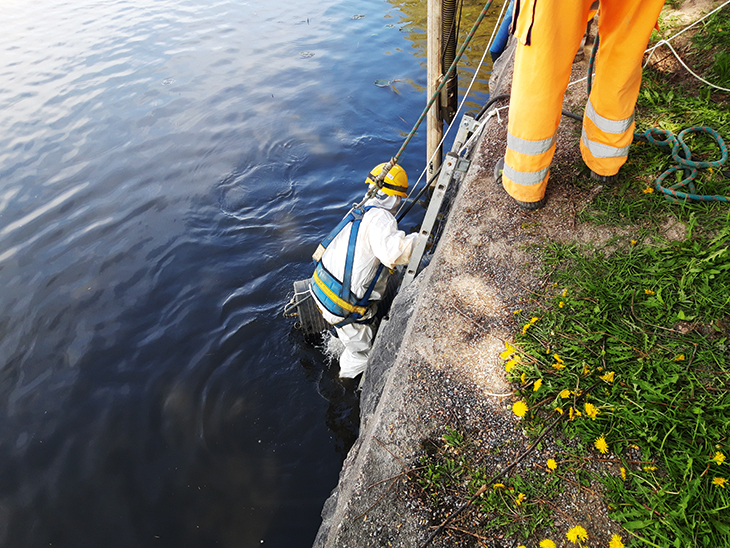 FOT. 3. | Porvoo. Operacja korkowania wylotu do rzeki Porvoonjoki