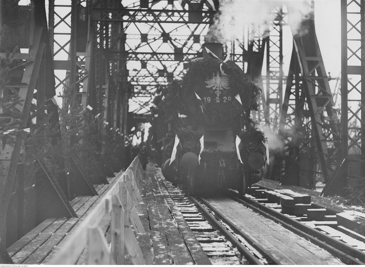 Uroczystość otwarcia mostu kolejowego na Wiśle w Dęblinie, grudzień 1929 r. Fot. Narodowe Archiwum Cyfrowe