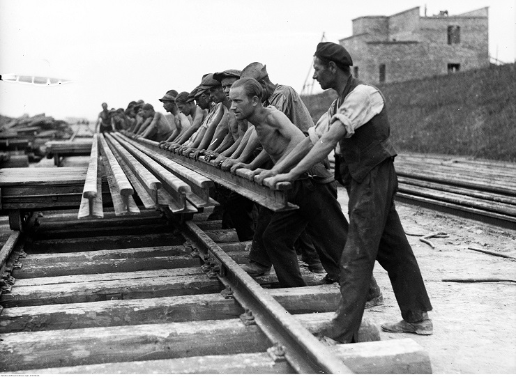 Budowa linii kolejowej Kraków-Miechów, sierpień 1934 r. Fot. Narodowe Archiwum Cyfrowe