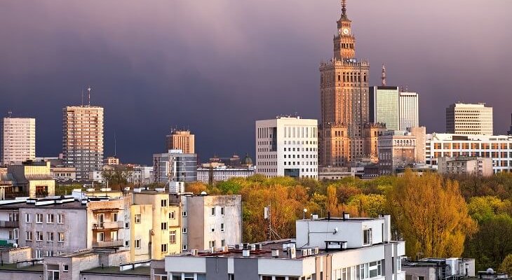 Warszawa zbuduje chodniki pochłaniające smog. Fot. Artur Bogacki / Adobe Stock
