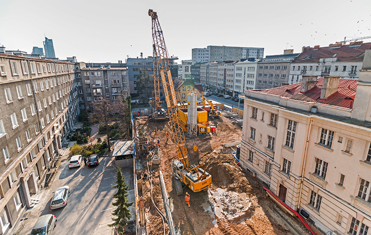 FOT. 6. | Widok z okna Budynku Banku Polskiego  na plac budowy, głębiarkę oraz zaplecze  technologiczne