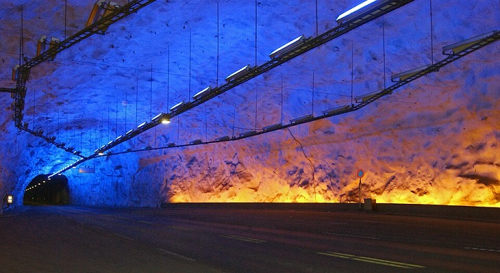 Wnętrze najdłuższego tunelu drogowego na świecie. Fot. Jørn Eriksson, CC BY 2.0, Wiki Commons (kadrowane)