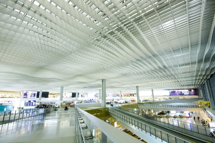 Lotnisko w Hongkongu. Fot. Cozyta / Adobe Stock