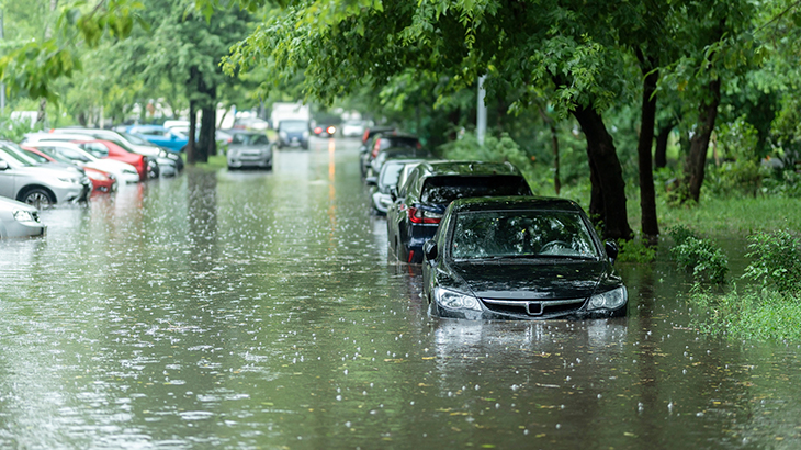 Zmiany klimatyczne powodują deszcze nawalne. W miastach potrzeba przemyślanej ochrony przeciwpowodziowej i mądrego gospodarowania wodami opadowymi. Fot. Adobe Stock