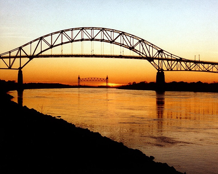 Most Sagamore z widokiem na pobliski most Bourne na Kanale Cape Cod. Fot. U.S. Army Corps of Engineers/public domain