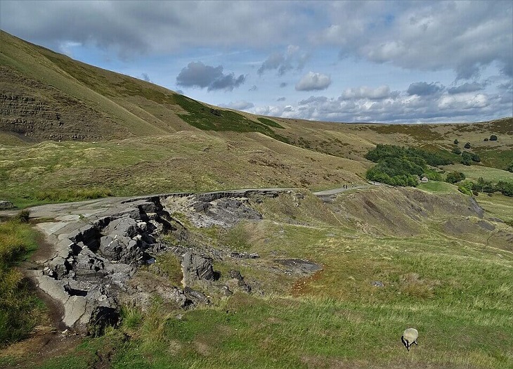 Zniszczony przez przemieszczenia podłoża odcinek drogi pod Mam Tor w Wielkiej Brytanii. Fot. Neil Theasby, CC BY-SA 2.0