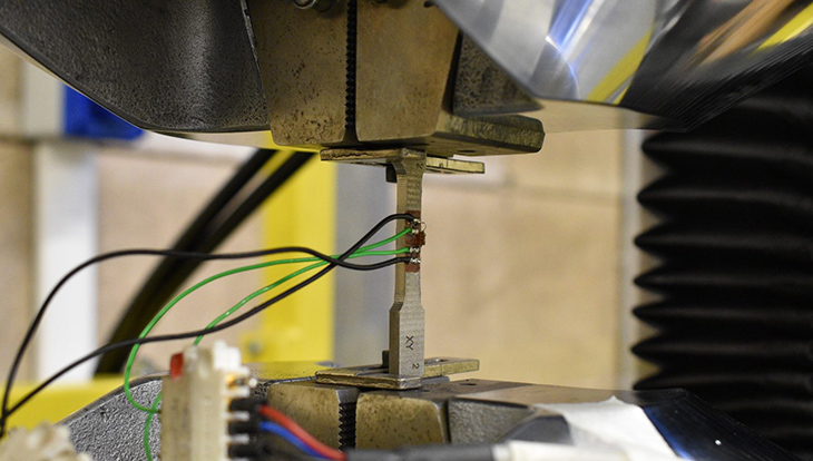 Próbka stali wydrukowana w 3D poddawana jest testom rozciągania w celu zmierzenia jej właściwości mechanicznych. Fot. ConstructAdd