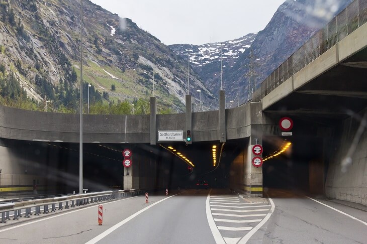 Tunel drogowy Świętego Gotarda. Fot. Raimond Spekking / Wikipedia Commons
