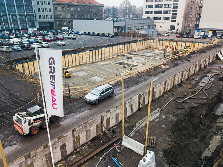 FOT. 3. | Ściana berlińska, zabezpieczenie wykopu,  budynek C – wolnostojący budynek biurowy