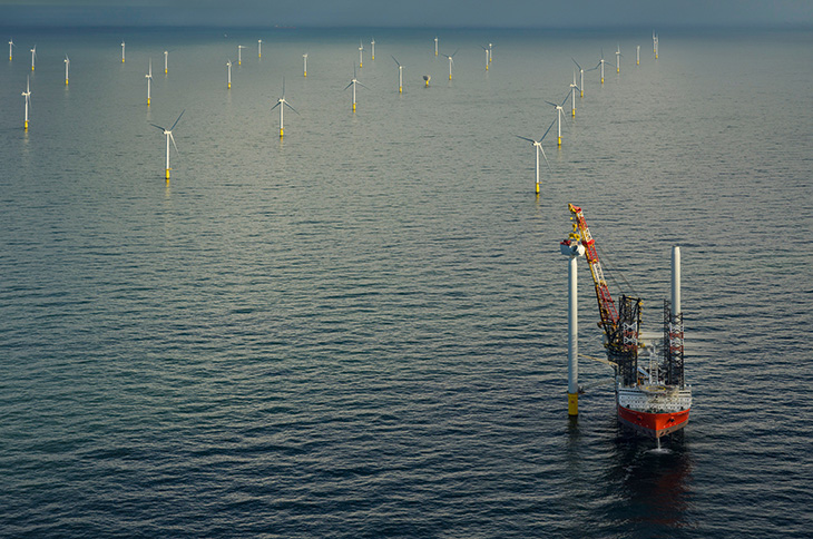 Budowa morskiej farmy wiatrowej na Morzu Północnym w pobliżu Holandii. Fot. Image Source/Adobe Stock