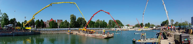 FOT. 12. Widok na budowę – przepompowywanie betonu z pompy na brzegu do pompy na platformie pływającej (archiwum Soletanche)