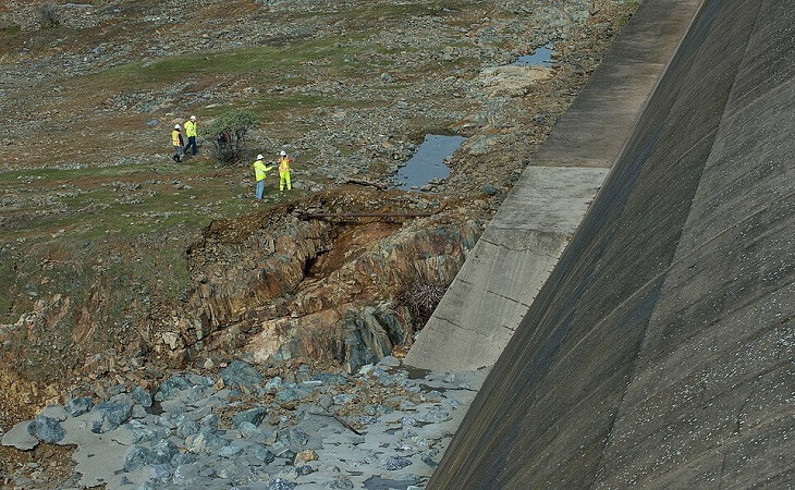 Erozja poniżej przelewu awaryjnego zapory Oroville w Kalifornii. Fot. CALIFORNIA DEPARTMENT OF WATER RESOURCE