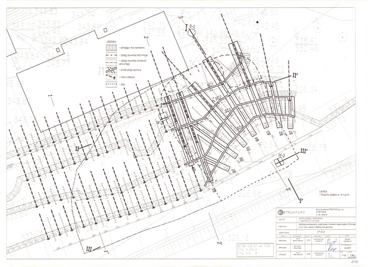RYS. 1. | Rzut projektu wykonawczego pokazujący skomplikowany układ belek i oczepu pod odbudowaną część murów, proj. Biuro Inżynierskie STRUKTURY
