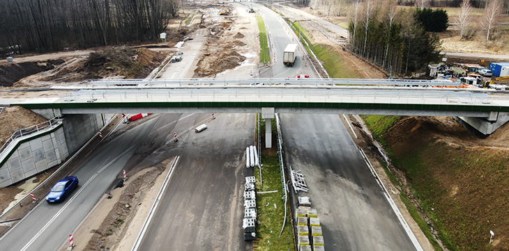 FOT. 10. | S16 Borki Wielkie–Mrągowo, wiadukt nad budowaną trasą. Fot. GDDKiA