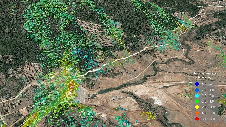Osiadanie zapory Siles w Hiszpanii zarejestrowane na podstawie danych radarowych Sentinel-1. Fot. IGEO, CSIC, UCM, DARES, Copernicus Sentinel/ESA, licencja CC BY-SA 3.0 IGO